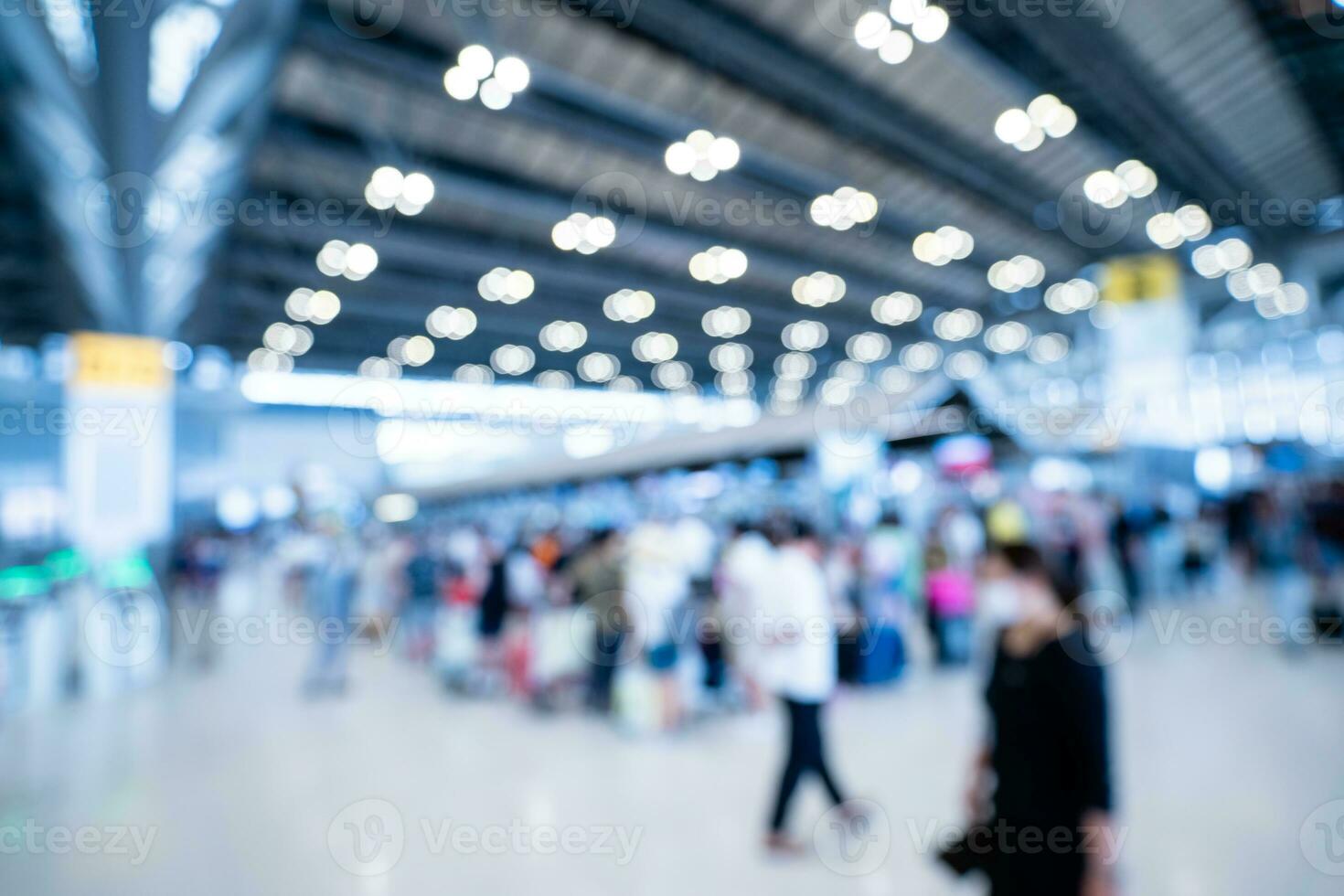 verschwommen Bilder von Handel Messen im das groß Halle. Bild von Menschen Gehen auf ein Handel Messe Ausstellung oder Messe wo Geschäft Menschen Show Innovation Aktivität und Geschenk Produkte im ein groß Halle. foto