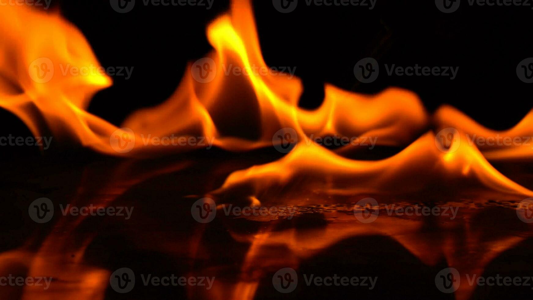 Verbrennung Leistung von das Flamme, Flammen und Verbrennung Funken Nahaufnahme, Feuer Muster, das glühen von Feuer im das dunkel. Sanft Fokus. foto