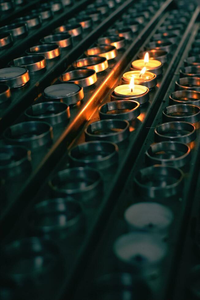 Nahansicht Schuss von Verbrennung Kerzen im das Kirche foto