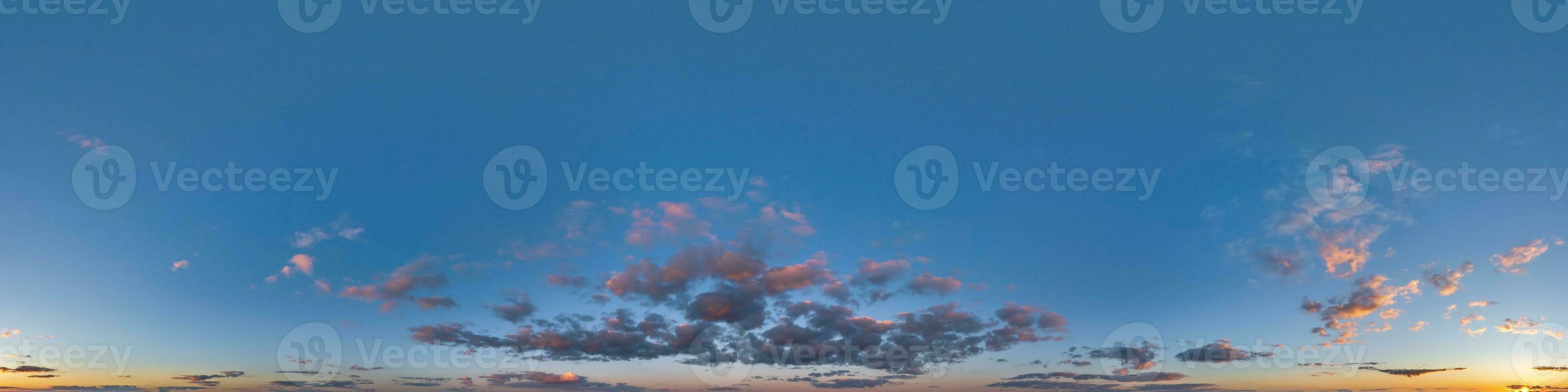 Sonnenuntergang Himmel mit Abend Wolken wie nahtlos hdri 360 Panorama Aussicht mit Zenit im kugelförmig gleichwinklig Format zum verwenden im 3d Grafik oder Spiel Entwicklung wie Himmel Kuppel oder bearbeiten Drohne Schuss foto