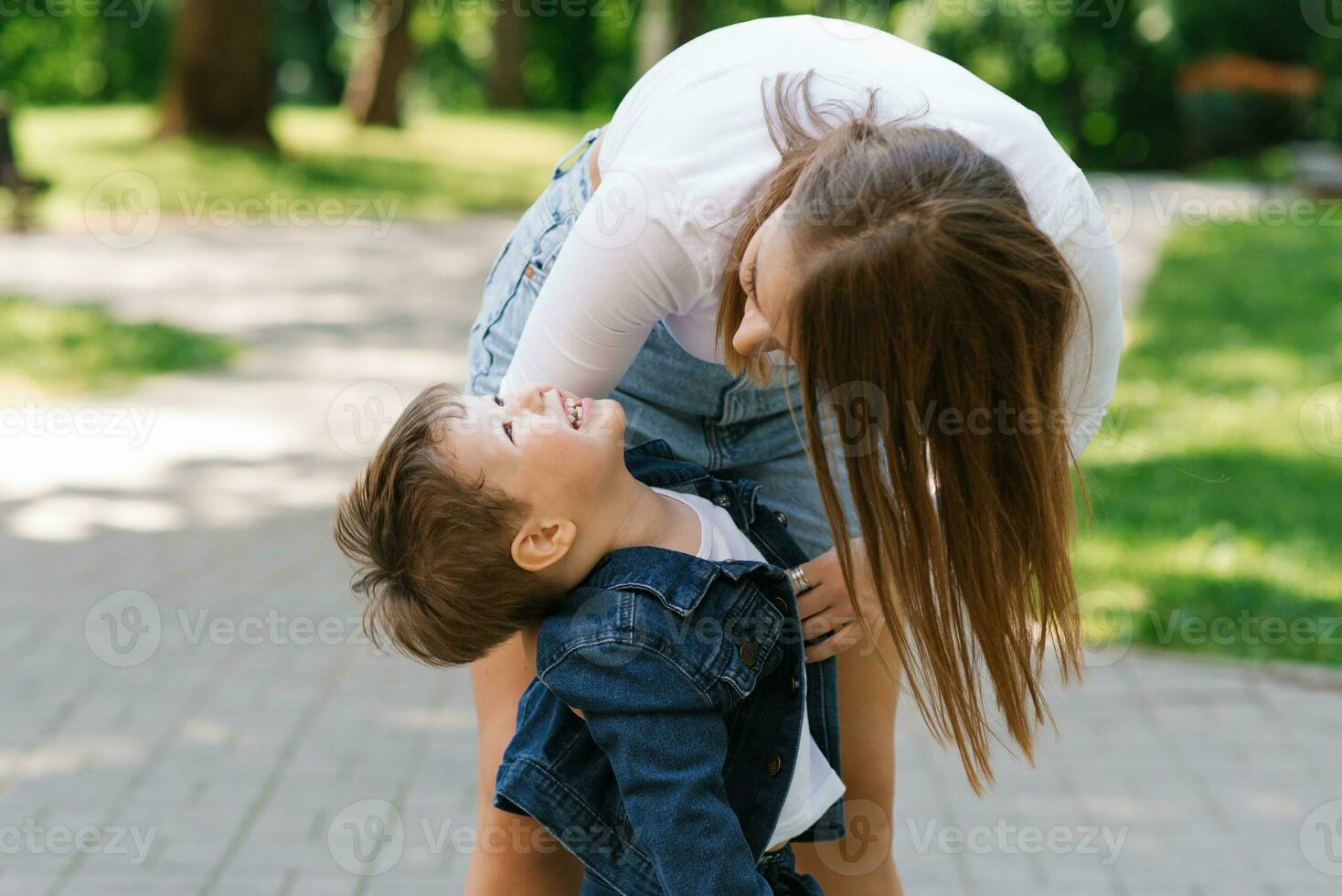 Mama und Sohn sind aktiv spielen, haben Spaß draußen im das Sommer- im das Park. glücklich Mutterschaft, Kindheit, Jugend. nehmen Pflege von Kinder. foto