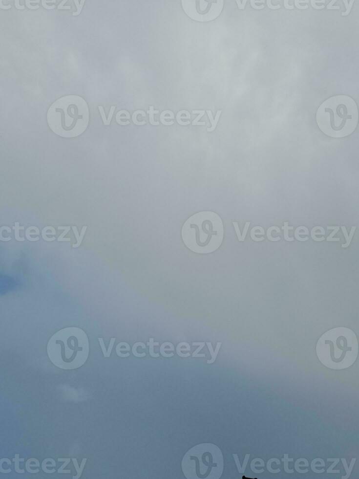 Weiß Wolken auf das Blau Himmel perfekt zum das Hintergrund foto