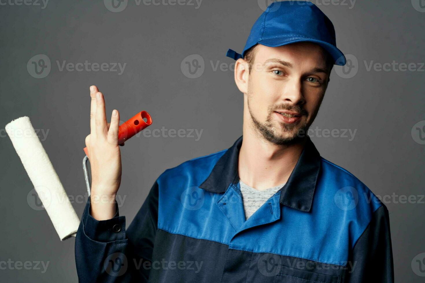 Mann im Arbeiten Uniform Maler Reparatur Fachmann Innere foto