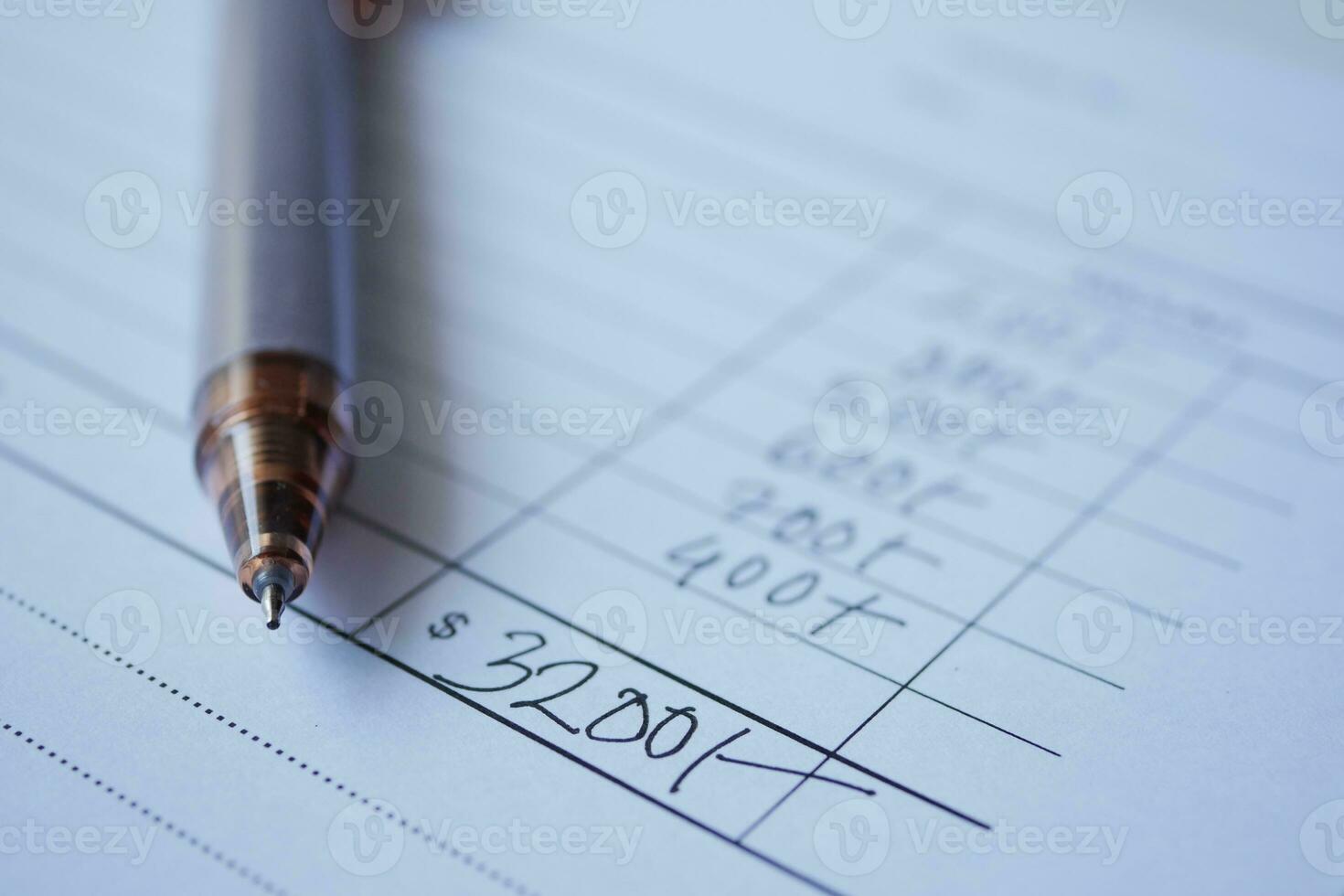 ein Mann schreibt Zahlung fällig im ein Papier bilden foto