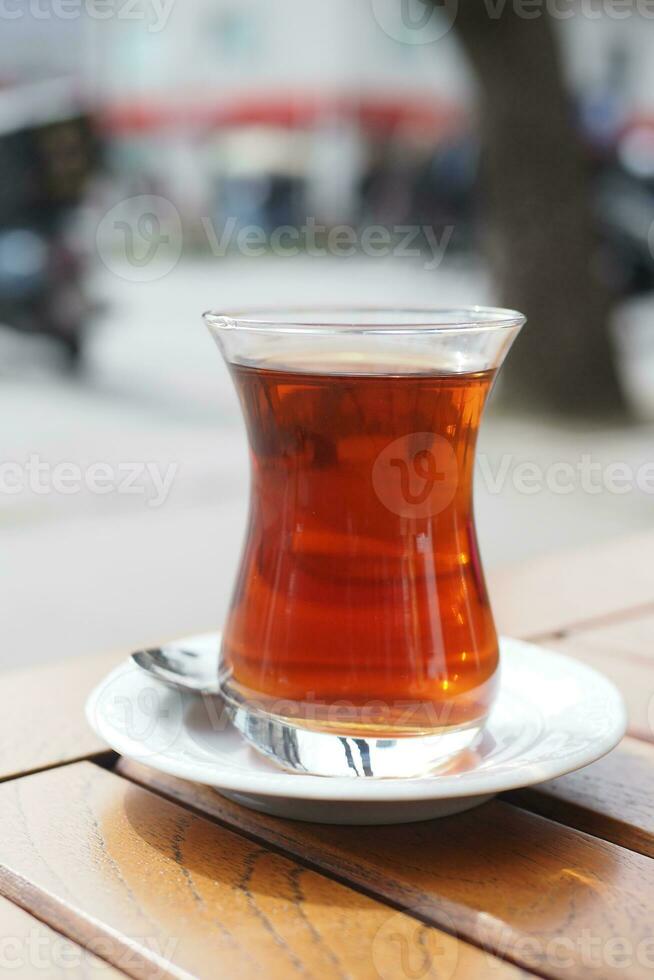 traditionell Türkisch Tee auf Weiß Tabelle . foto