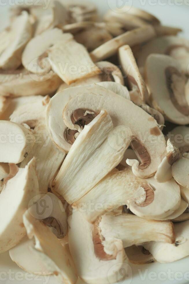 frisch Champignons Pilz im ein Weiß Schüssel auf Tabelle foto