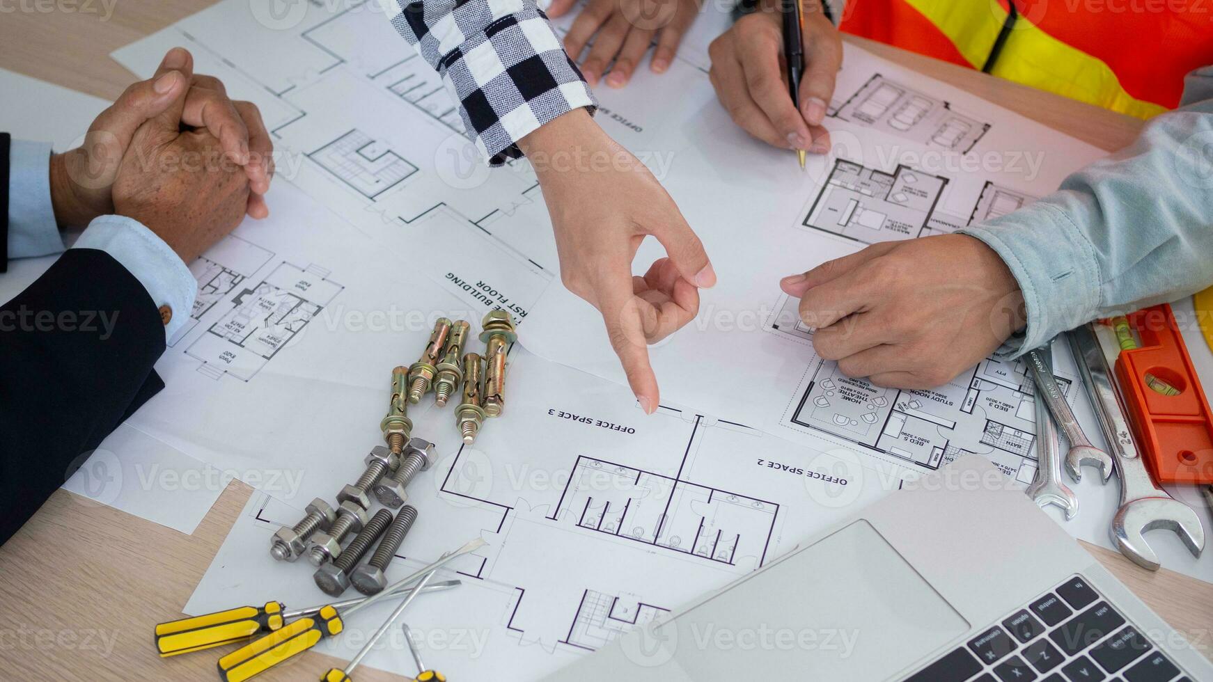 Ingenieure Mannschaft diskutieren prüfen und Rezension das Entwurf von Konstruktion. Auftragnehmer Inspektion Zeichnung Vor Start Projekt bürgerlich. bereiten Konstruktion Projekt Planung, Beratung, die Architektur. foto