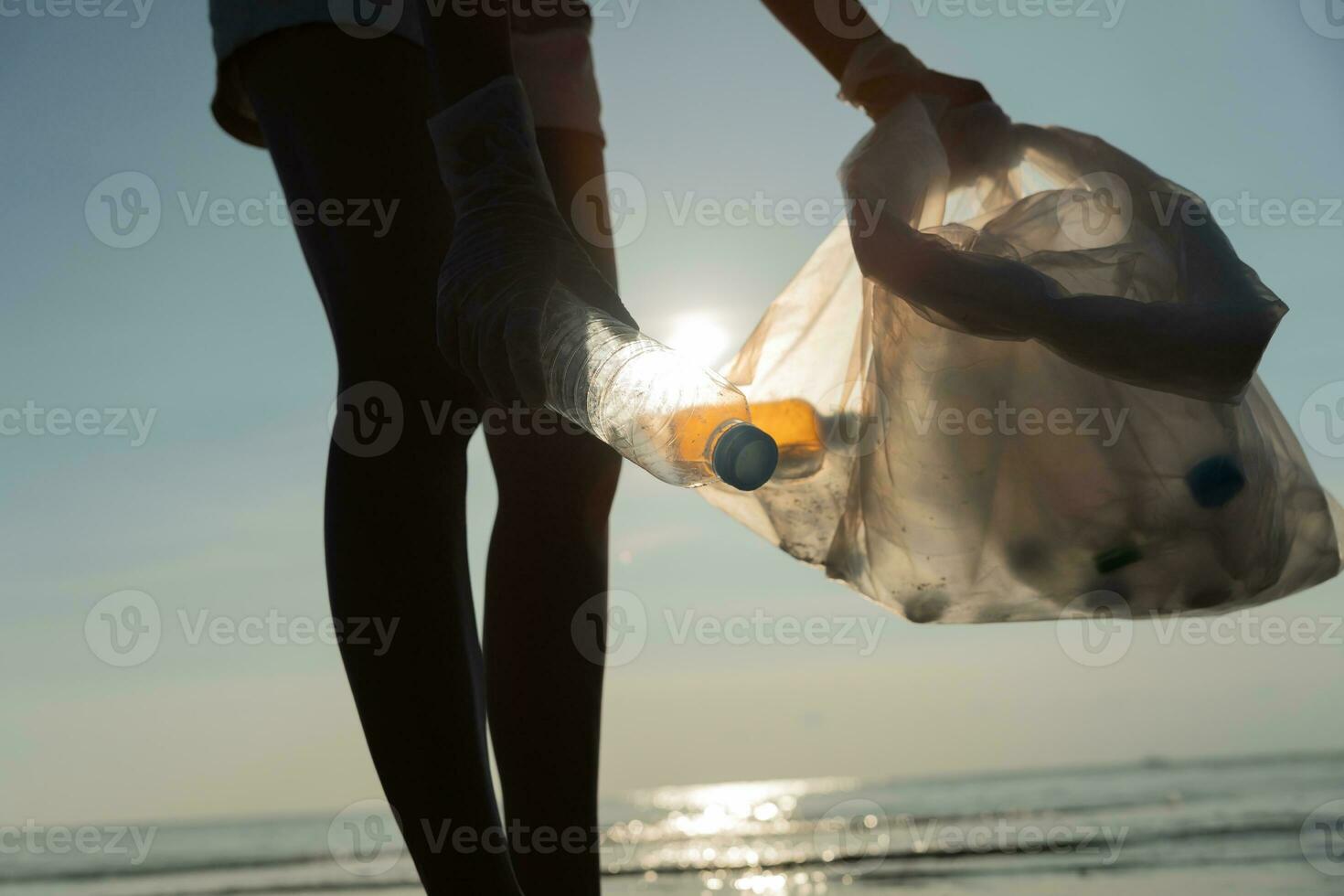 Wasser sparen. Freiwillige sammeln Müll am Strand und Plastikflaschen sind schwer zu zersetzen, um Schäden am Wasserleben zu verhindern. erde, umwelt, planeten ergrünen, erderwärmung reduzieren, welt retten foto