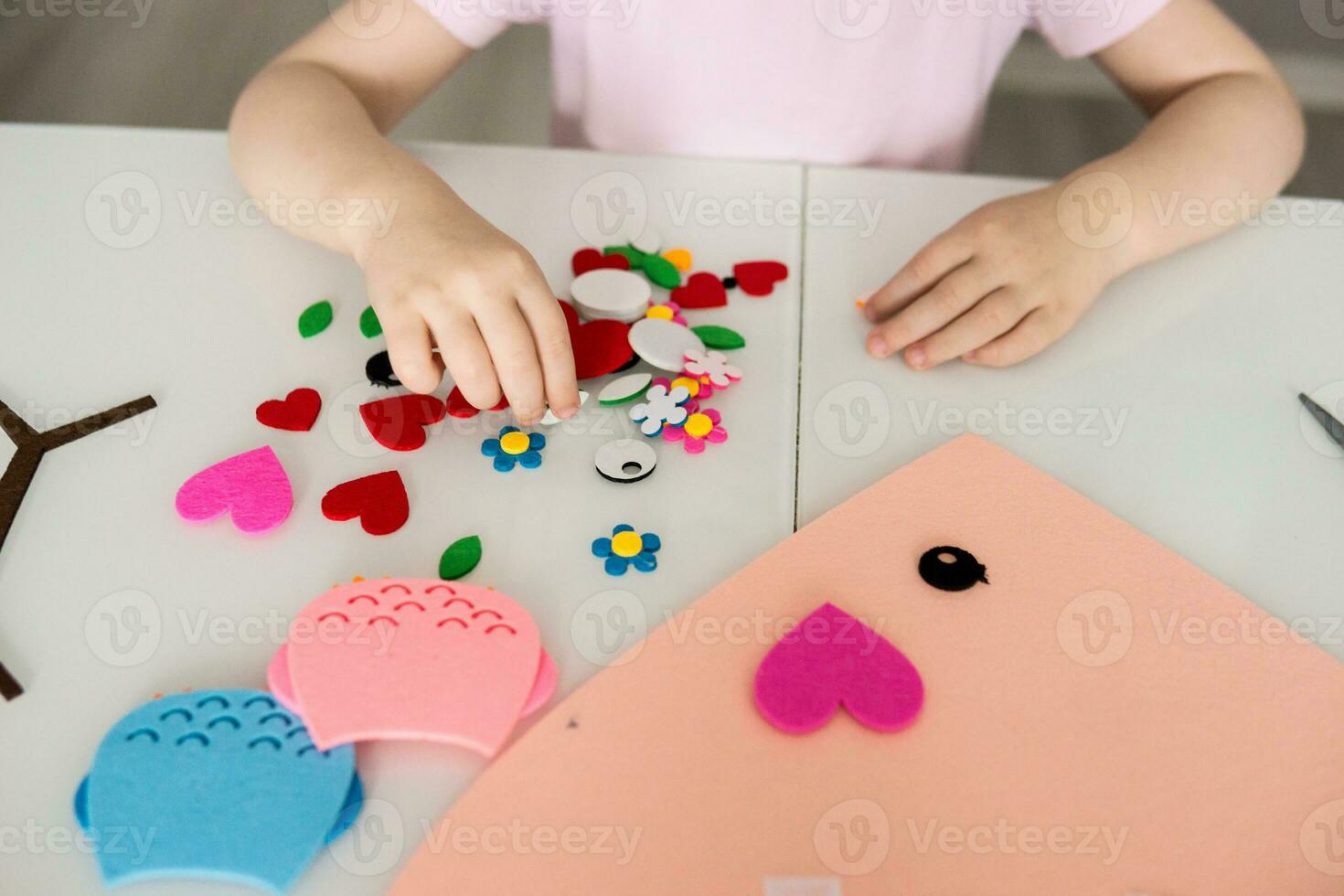 ein Blogger Mädchen macht ein fühlte Kunst zum Valentinstag Tag im das gestalten von ein Herz. das Konzept von Kinder- Kreativität und handgefertigt. foto