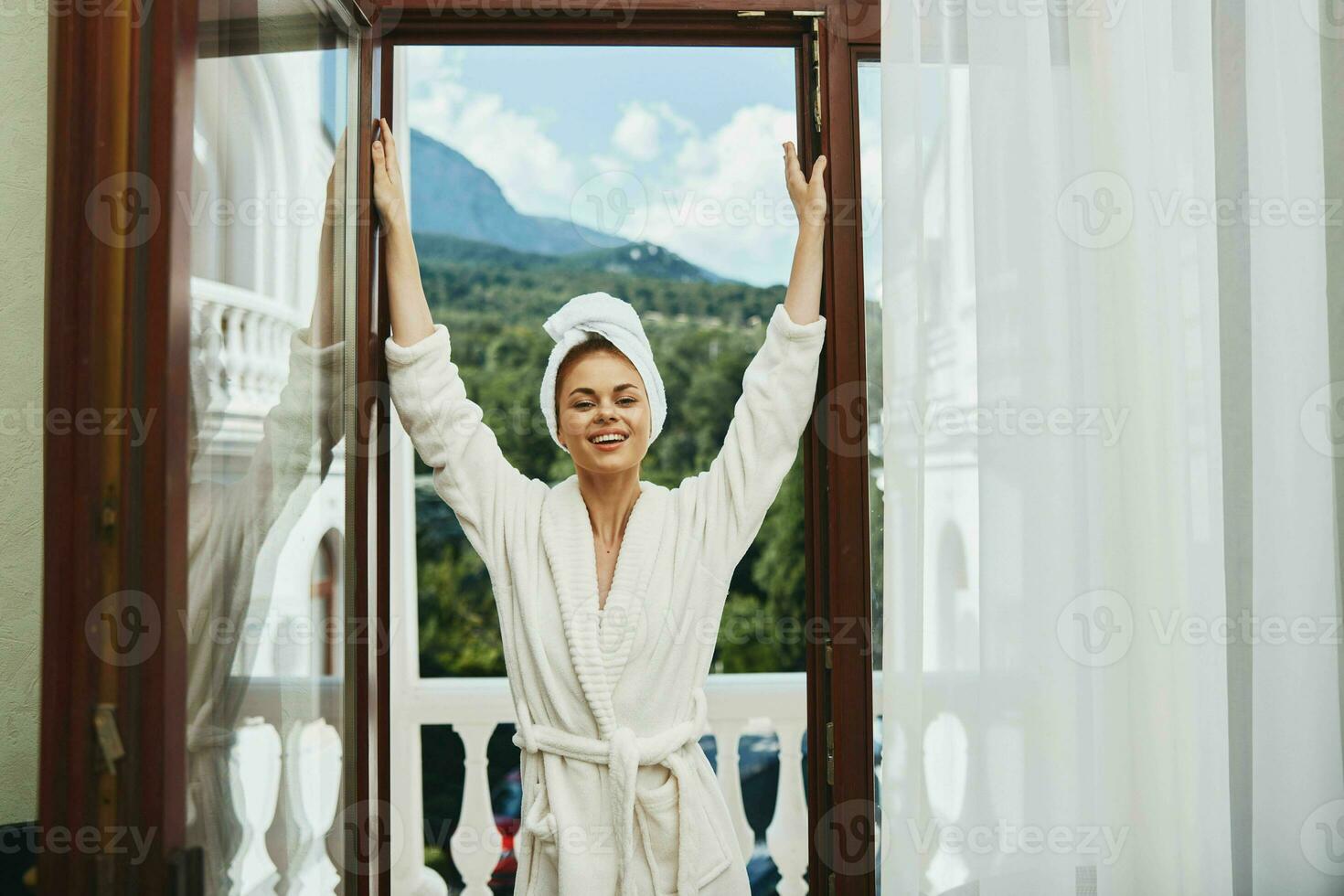 ziemlich Frau mit Handtuch auf ihr Kopf Luxus Hotel Berge Landschaft foto