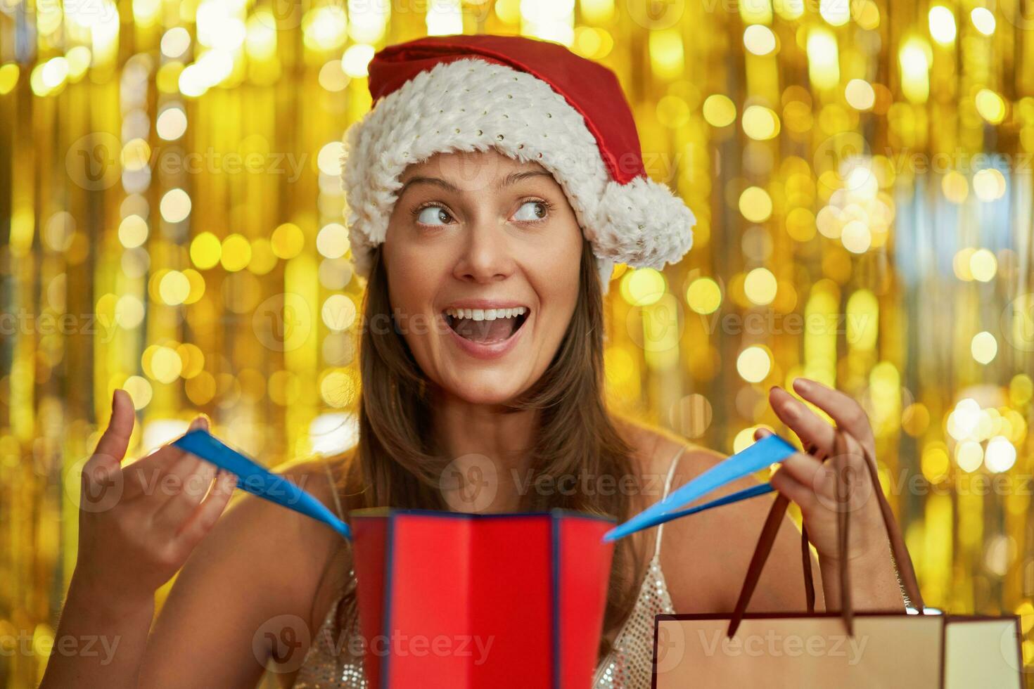 jung Frau mit Einkaufen Taschen Über Gold Hintergrund foto