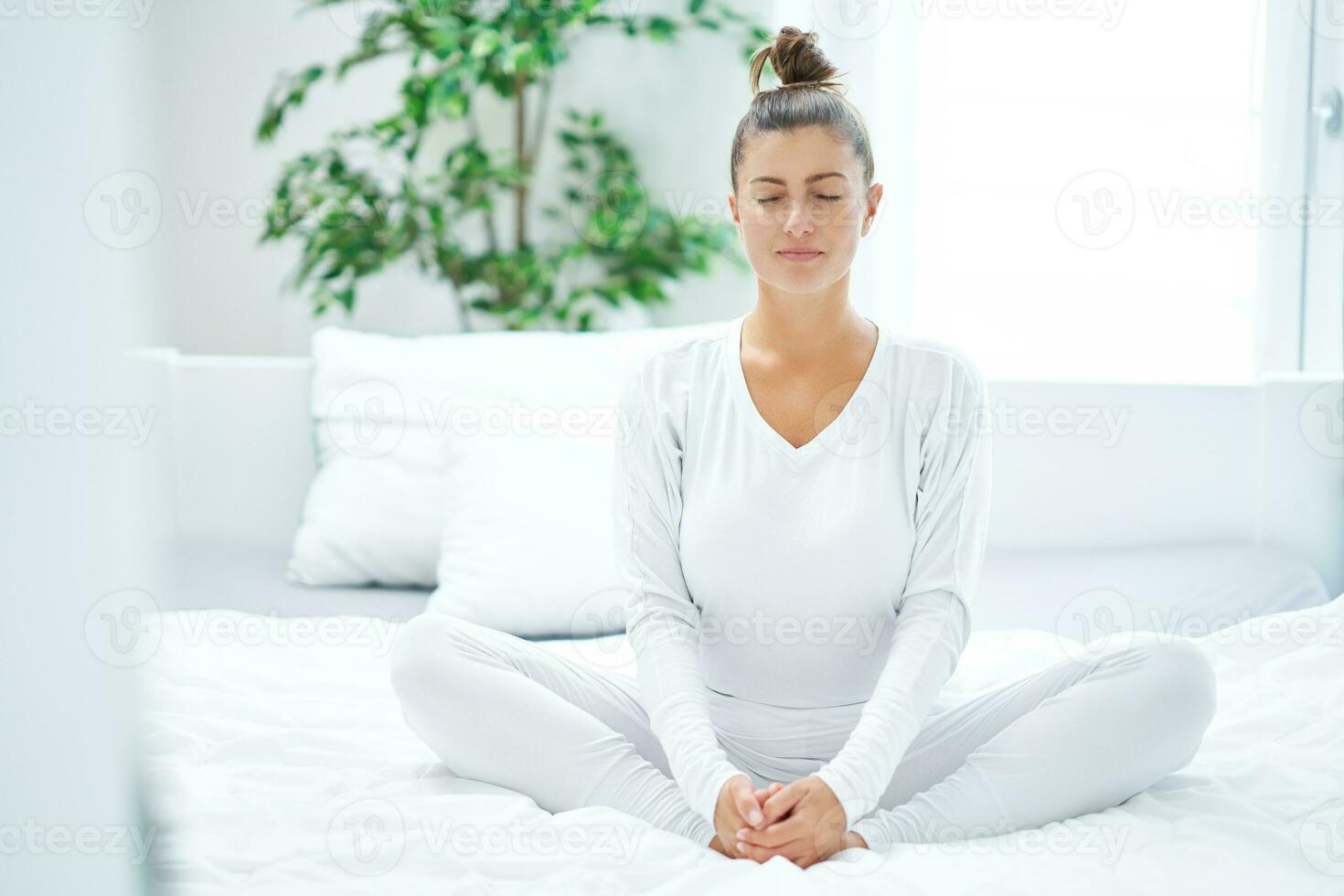 nett weiblich im Bett entspannend oder tun Yoga foto