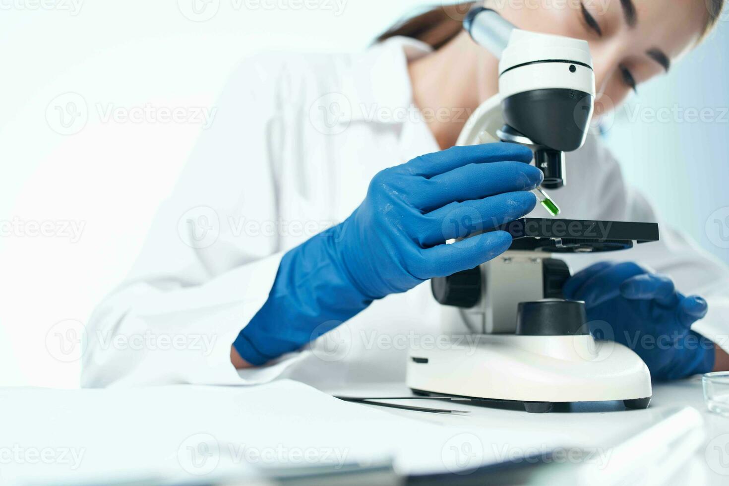 Frau Wissenschaftler Labor Mikroskop Forschung Medizin foto
