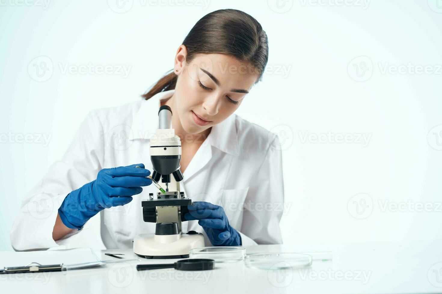Frau Labor Assistent Mikroskop Mikrobiologie Forschung foto