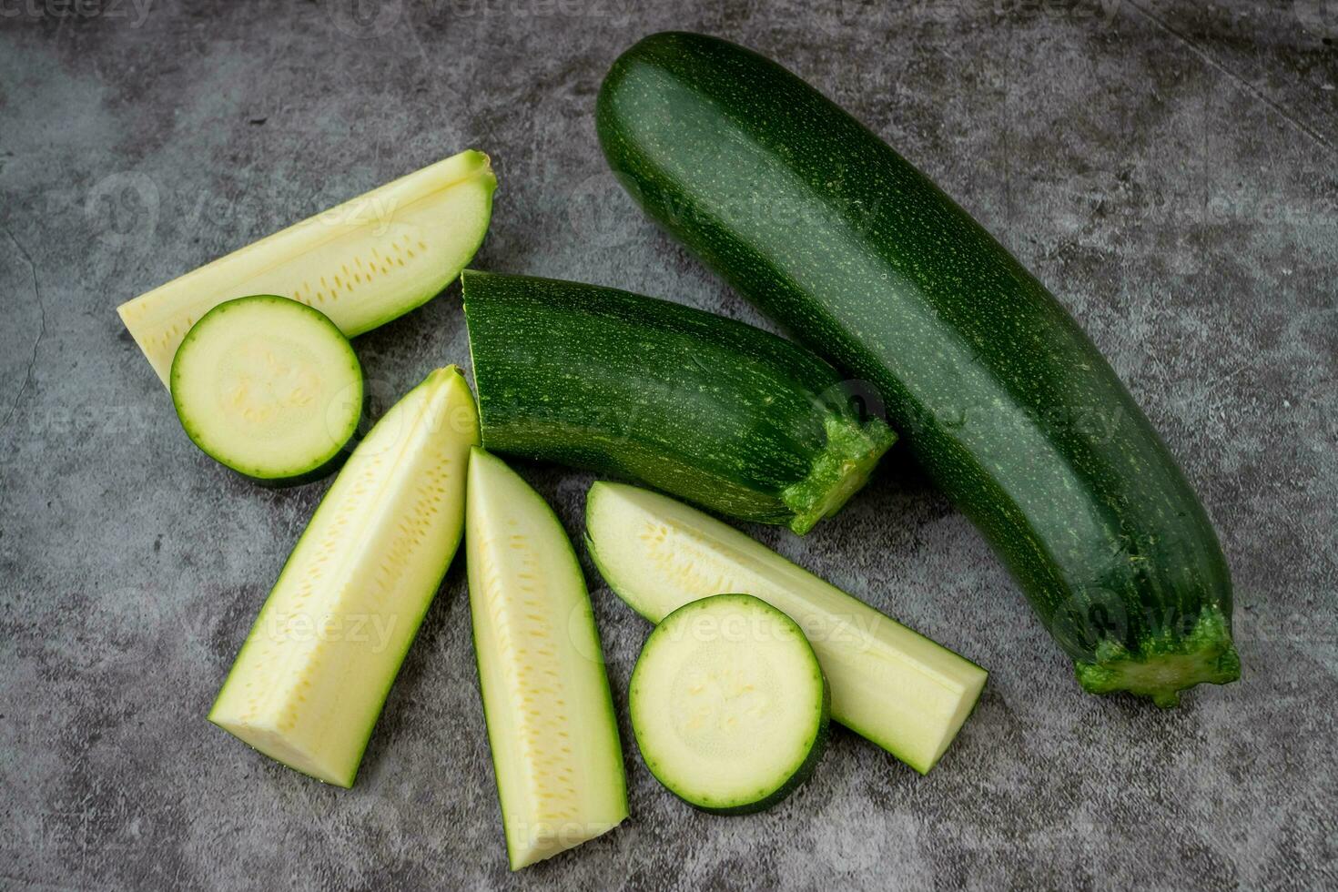 frisch geschnitten Zucchini auf ein schwarz Hintergrund foto