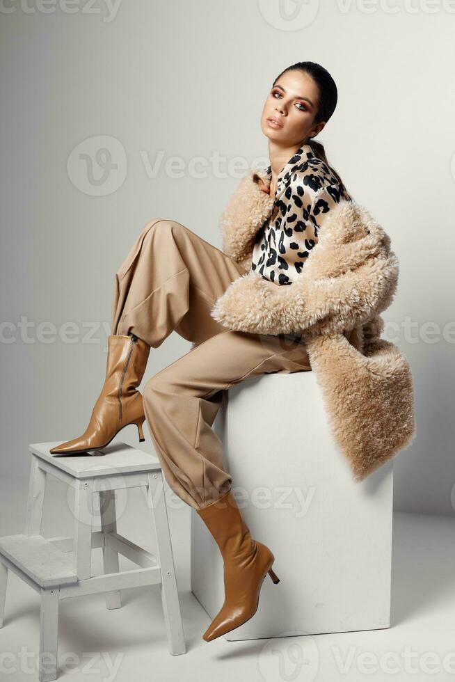 Frau mit hell bilden auf ihr Gesicht braun Stiefel Mode Leopard Hemd foto