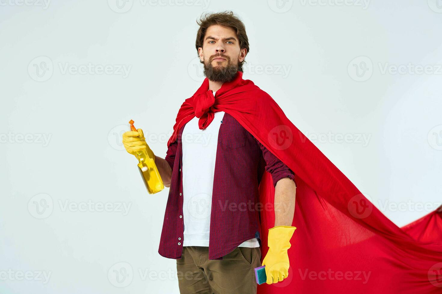 Mann im rot Regenjacke tragen Gummi Handschuhe Fachmann Hilfe um das Haus Reinigung foto