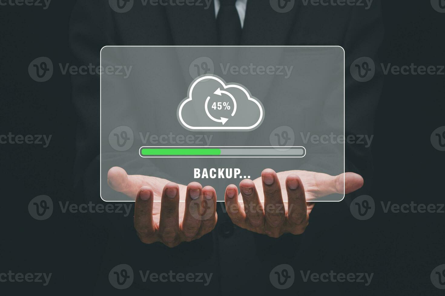 Backup Lager Daten Internet Technologie Geschäft Konzept, Geschäftsmann Hand halten Backup Symbol auf virtuell Bildschirm. foto