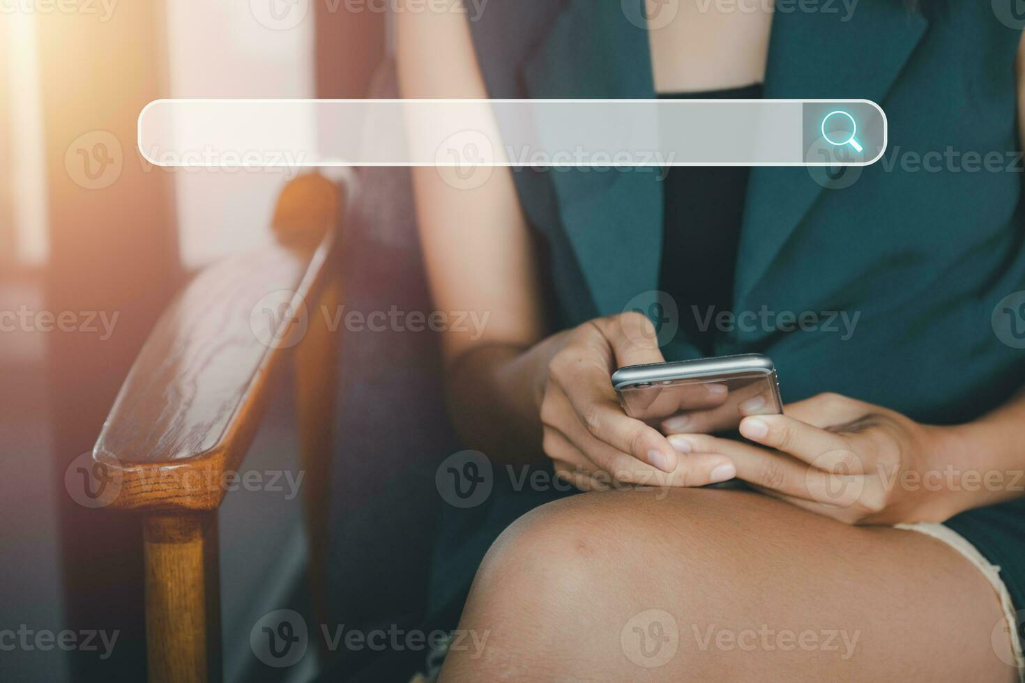 suchen Surfen Internet Daten Information Vernetzung Konzept, Frau mit Clever Telefon Hintergrund. foto