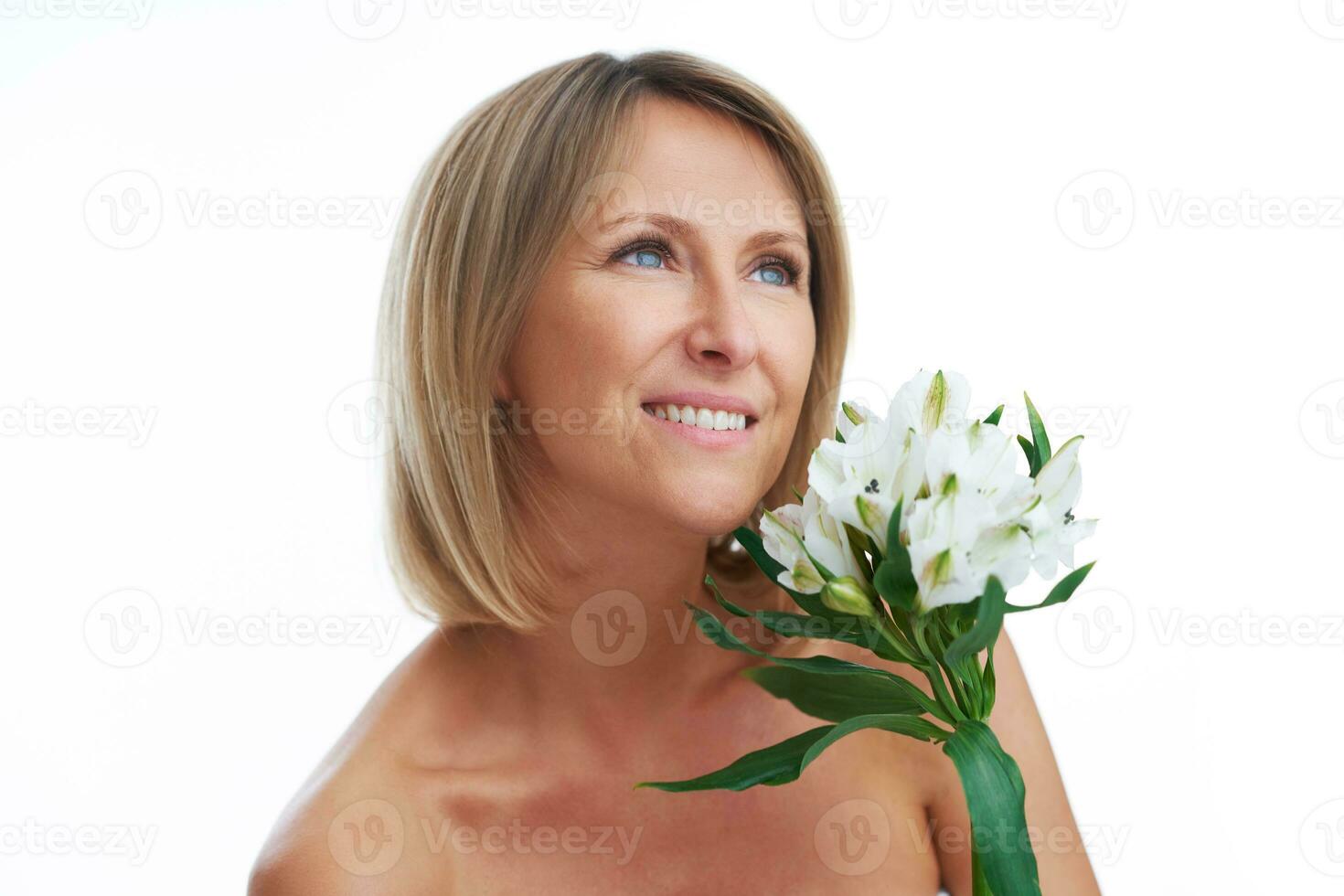 Bild von nett blond Frau mit Blume foto