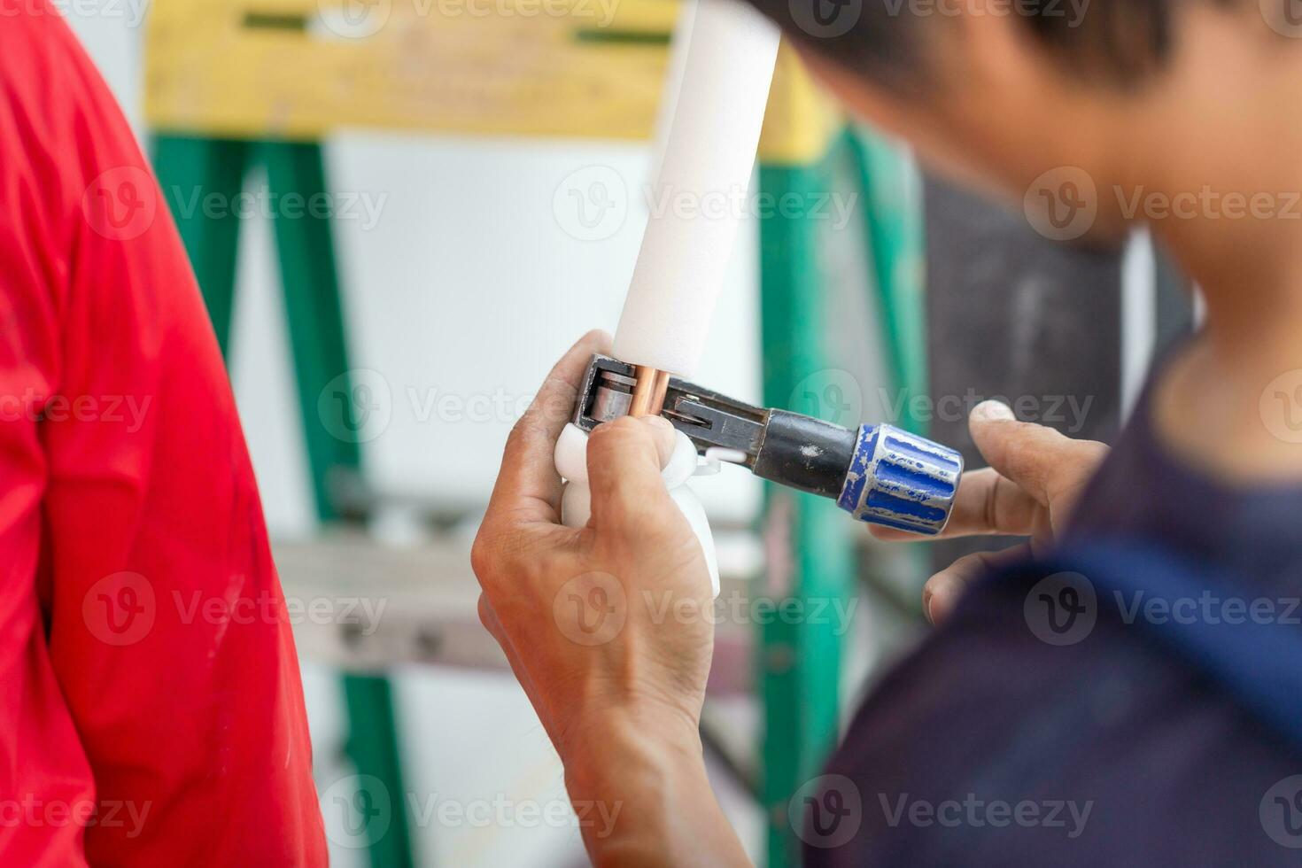 jung Handwerker Mannschaft Festsetzung Luft Conditioner Einheit, asiatisch Techniker Mann Installation ein Luft Konditionierung im ein Klient Haus, Instandhaltung und reparieren Konzepte foto