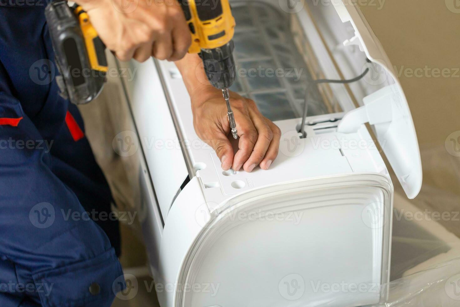 asiatisch Techniker Mann Installation ein Luft Konditionierung im ein Klient Haus, jung Handwerker Festsetzung Luft Conditioner Einheit, Instandhaltung und reparieren Konzepte foto