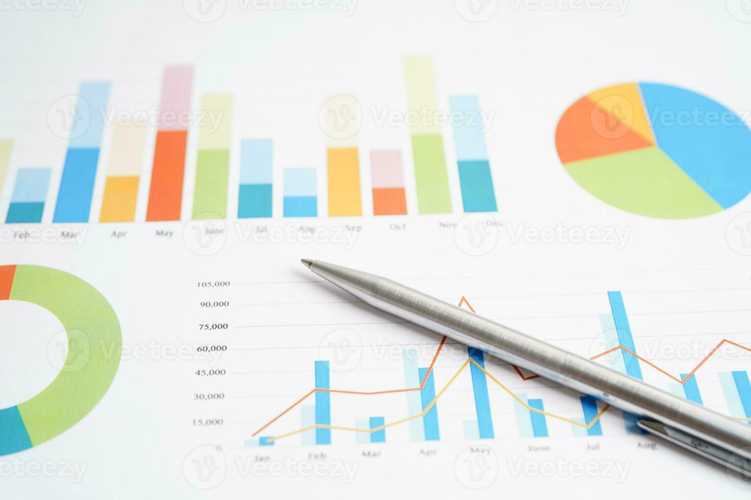 Stift auf Diagramm- oder Millimeterpapier. Finanz-, Konto-, Statistik- und Geschäftsdatenkonzept. foto