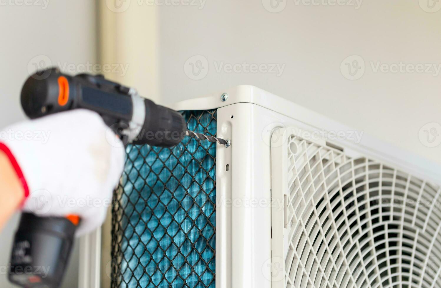 Techniker Mann mit ein Schraubendreher Festsetzung modern Luft Conditioner, reparieren und Wartung, Instandhaltung und reparieren Konzepte foto