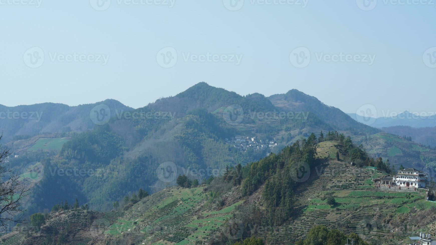 das schön Berge Aussicht von das oben von das Hügel im Frühling foto