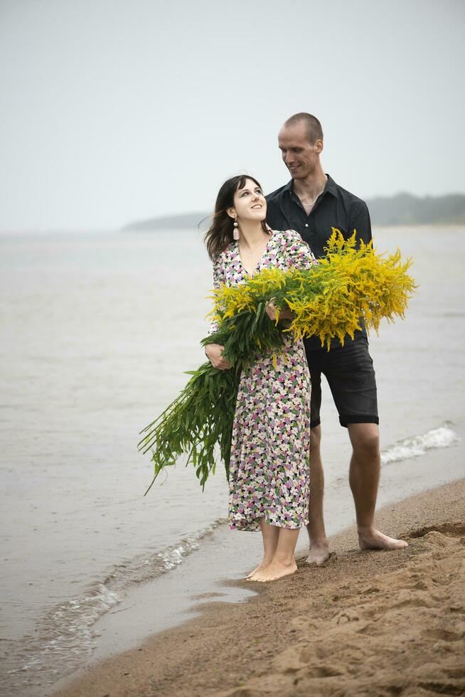 romantisch jung Paar im Liebe auf das Strand foto