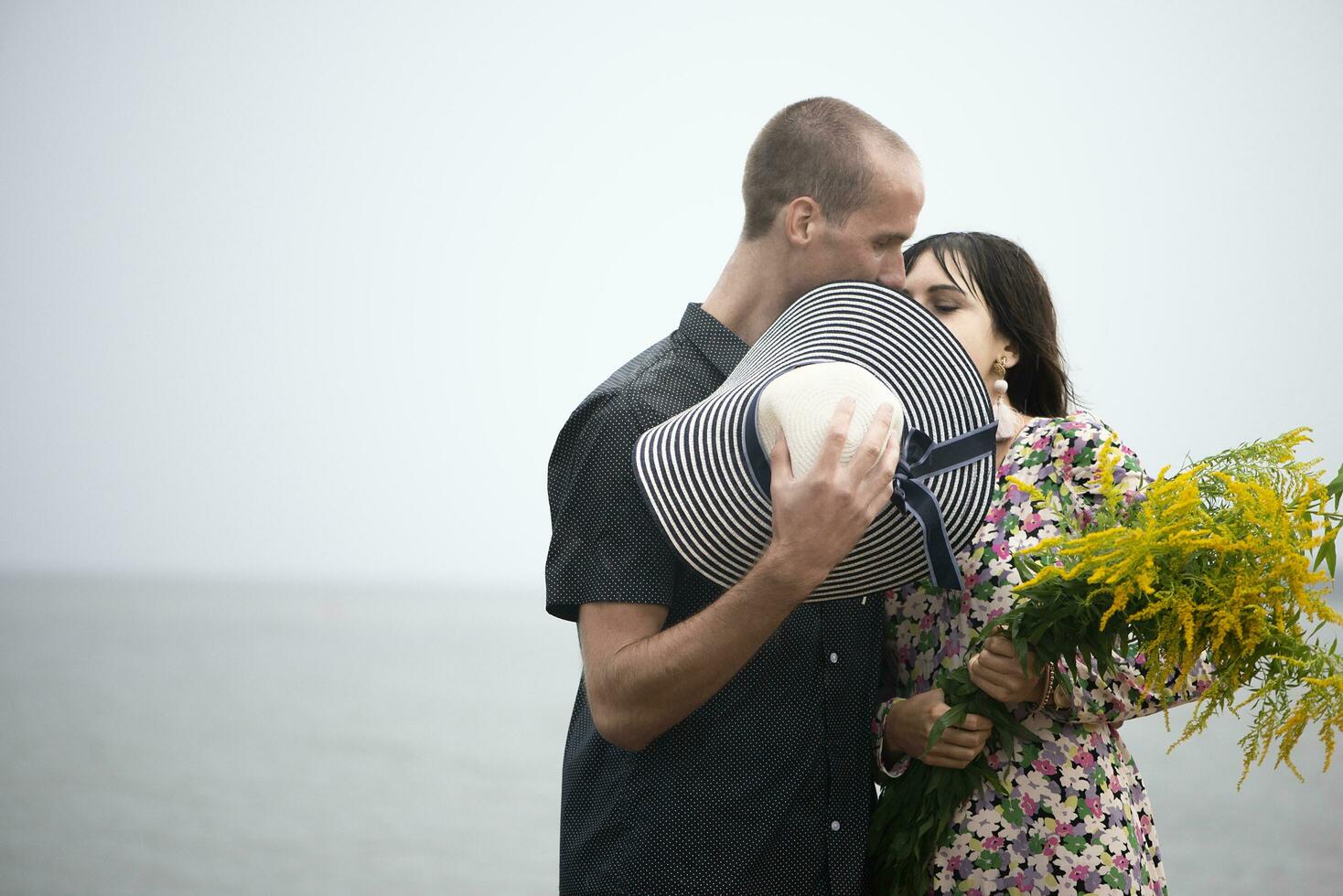 romantisch jung Paar im Liebe auf das Strand foto