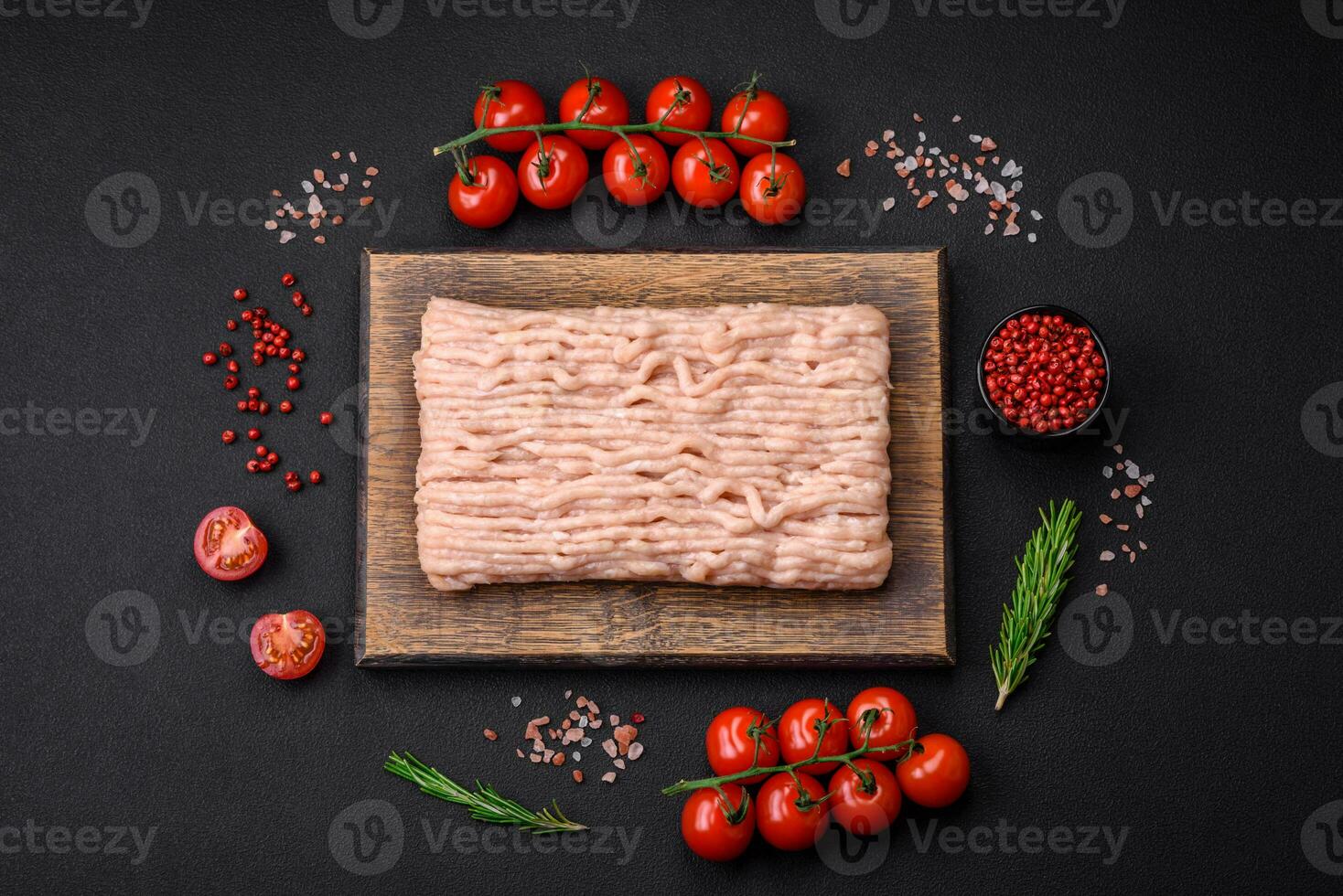 frisch gehackt Hähnchen mit Salz, Gewürze und Kräuter auf ein hölzern Schneiden Tafel foto