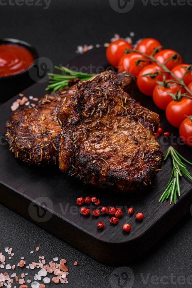 köstlich Rindfleisch oder Schweinefleisch Steak auf das Knochen gegrillt mit Gewürze und Rosmarin foto