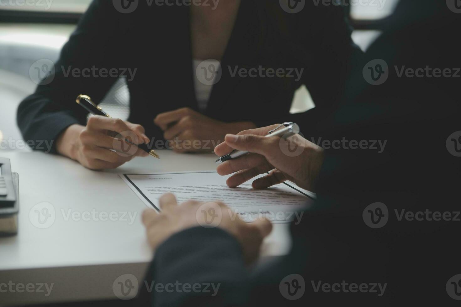 schließen oben Aussicht von Job Interview im Büro, Fokus auf fortsetzen Schreiben Tipps, Arbeitgeber Überprüfung gut Lebenslauf von bereit erfahren Antragsteller, Werber in Anbetracht Anwendung, Std Manager Herstellung Einstellung Entscheidung foto