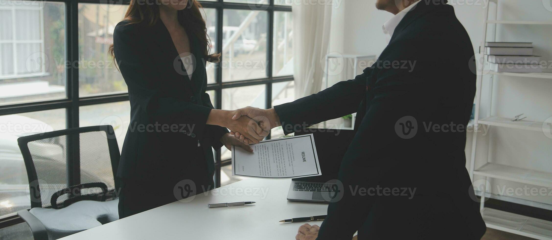 schließen oben Aussicht von Job Interview im Büro, Fokus auf fortsetzen Schreiben Tipps, Arbeitgeber Überprüfung gut Lebenslauf von bereit erfahren Antragsteller, Werber in Anbetracht Anwendung, Std Manager Herstellung Einstellung Entscheidung foto