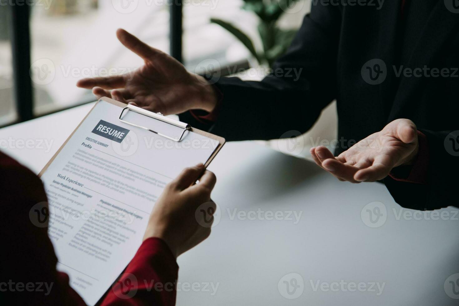 schließen oben Aussicht von Job Interview im Büro, Fokus auf fortsetzen Schreiben Tipps, Arbeitgeber Überprüfung gut Lebenslauf von bereit erfahren Antragsteller, Werber in Anbetracht Anwendung, Std Manager Herstellung Einstellung Entscheidung foto