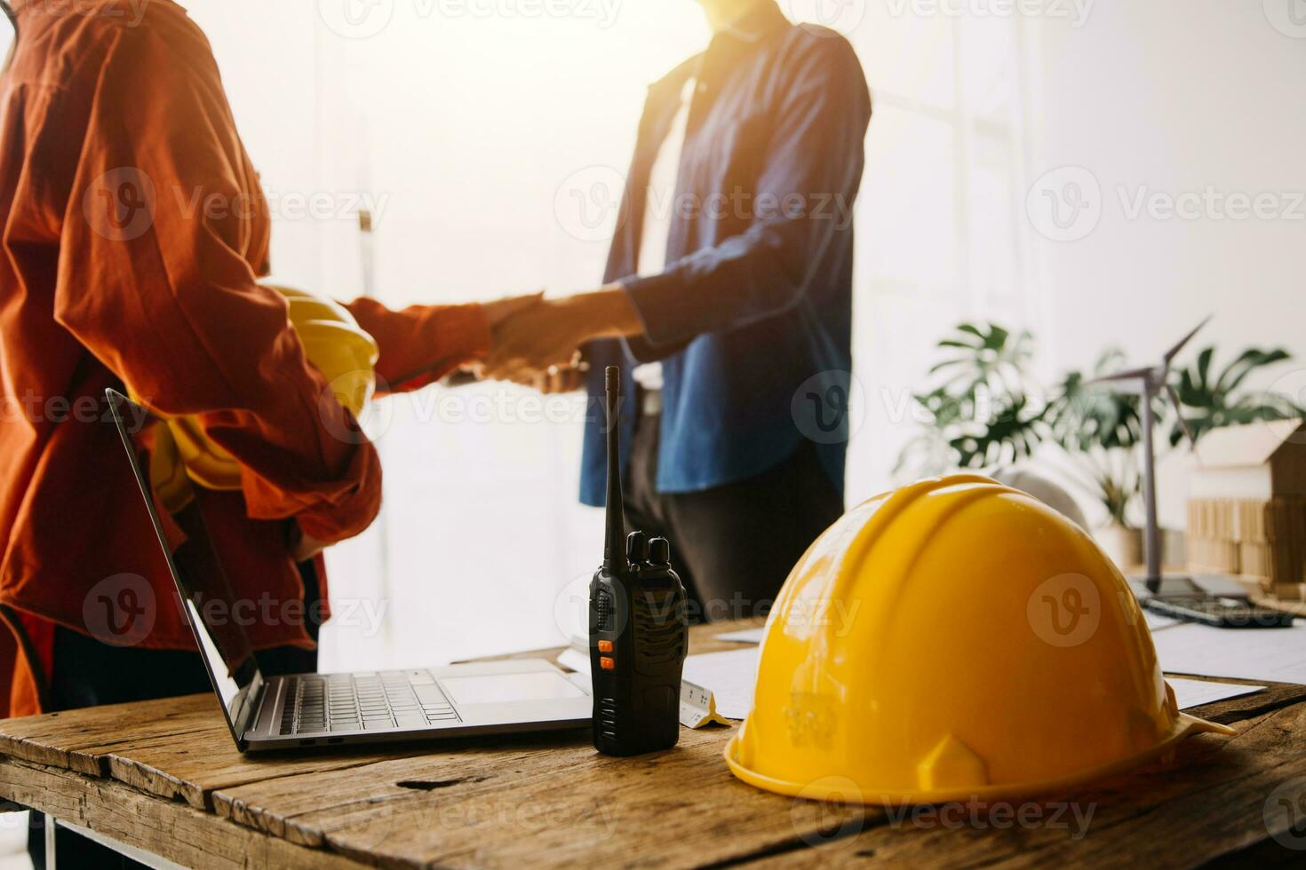 architektonisch Büro Schreibtisch Hintergrund Konstruktion Projekt Ideen Konzept, mit Zeichnung Ausrüstung mit Bergbau Licht foto