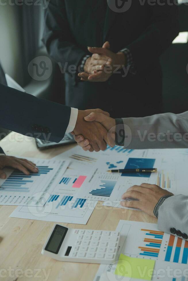 Business-Handshake für die Teamarbeit von Unternehmensfusionen und -übernahmen, erfolgreiche Verhandlungen, Handshake, zwei Geschäftsleute schütteln sich die Hand mit dem Partner zur Feier der Partnerschaft und des Geschäftskonzepts foto