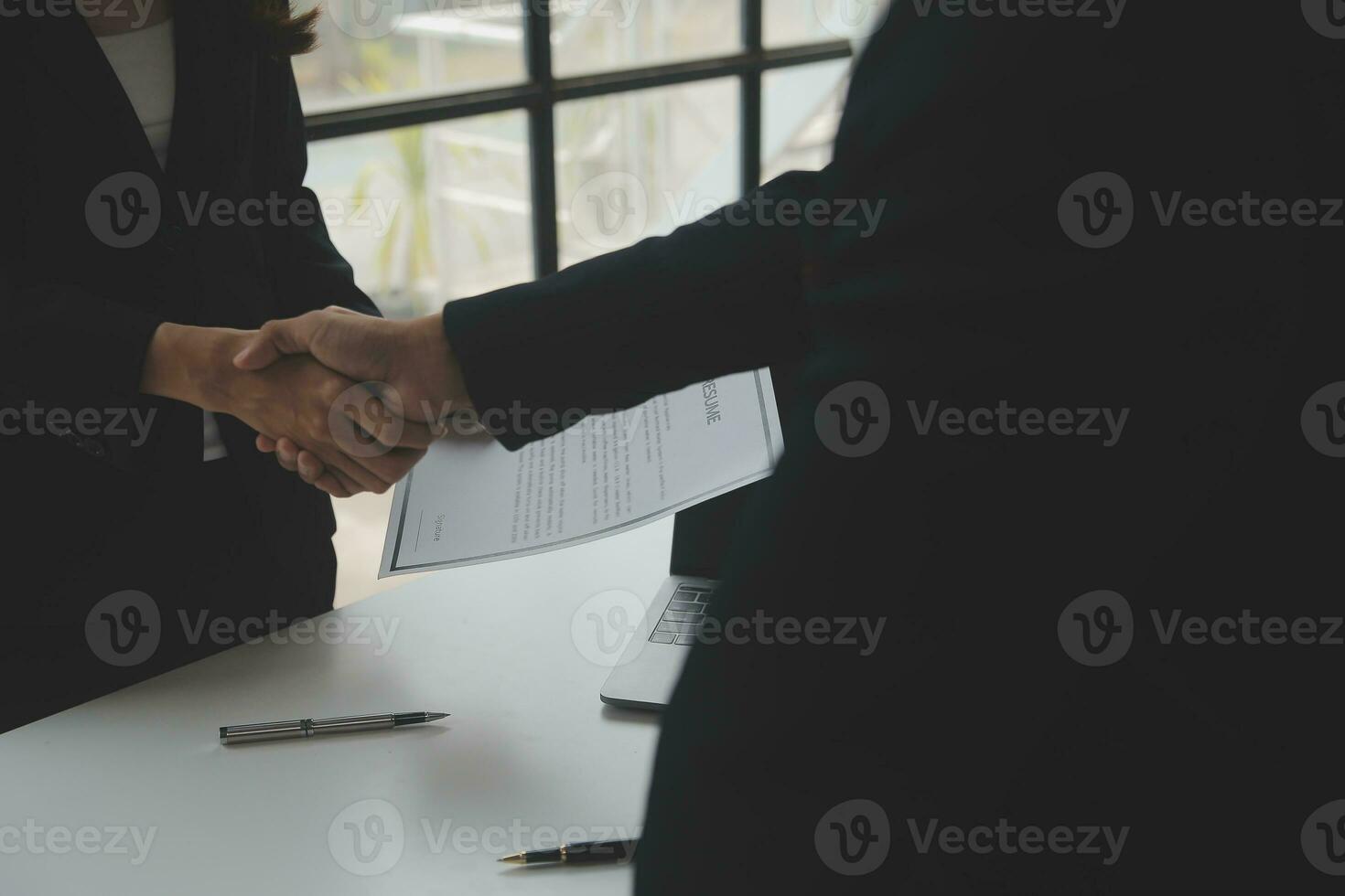 schließen oben Aussicht von Job Interview im Büro, Fokus auf fortsetzen Schreiben Tipps, Arbeitgeber Überprüfung gut Lebenslauf von bereit erfahren Antragsteller, Werber in Anbetracht Anwendung, Std Manager Herstellung Einstellung Entscheidung foto