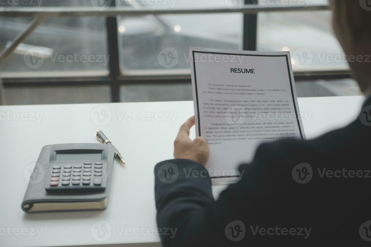 schließen oben Aussicht von Job Interview im Büro, Fokus auf fortsetzen Schreiben Tipps, Arbeitgeber Überprüfung gut Lebenslauf von bereit erfahren Antragsteller, Werber in Anbetracht Anwendung, Std Manager Herstellung Einstellung Entscheidung foto