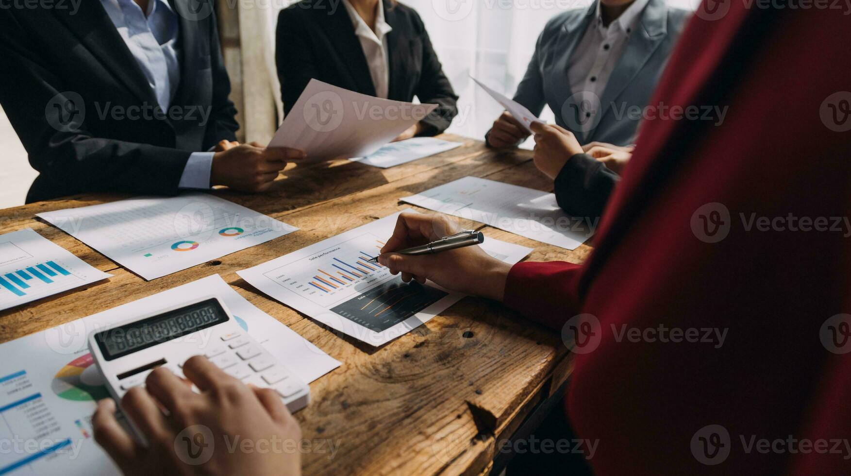 Brainstorming Zusammenarbeit und erfolgreich Partnerschaft Analyse durch jung Geschäft asiatisch Menschen Arbeiten im ein Büro Arbeitsplatz foto