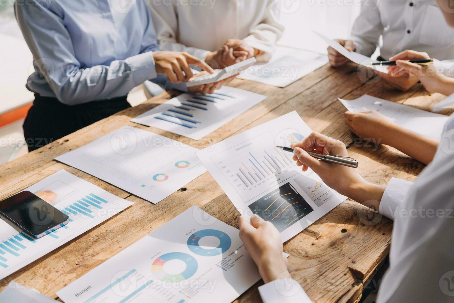 Brainstorming Zusammenarbeit und erfolgreich Partnerschaft Analyse durch jung Geschäft asiatisch Menschen Arbeiten im ein Büro Arbeitsplatz foto