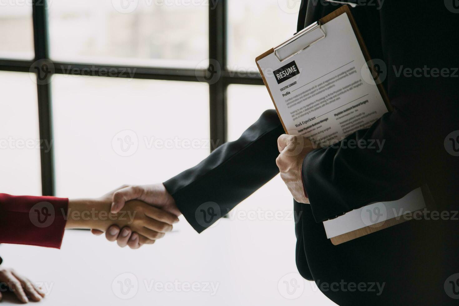 schließen oben Aussicht von Job Interview im Büro, Fokus auf fortsetzen Schreiben Tipps, Arbeitgeber Überprüfung gut Lebenslauf von bereit erfahren Antragsteller, Werber in Anbetracht Anwendung, Std Manager Herstellung Einstellung Entscheidung foto