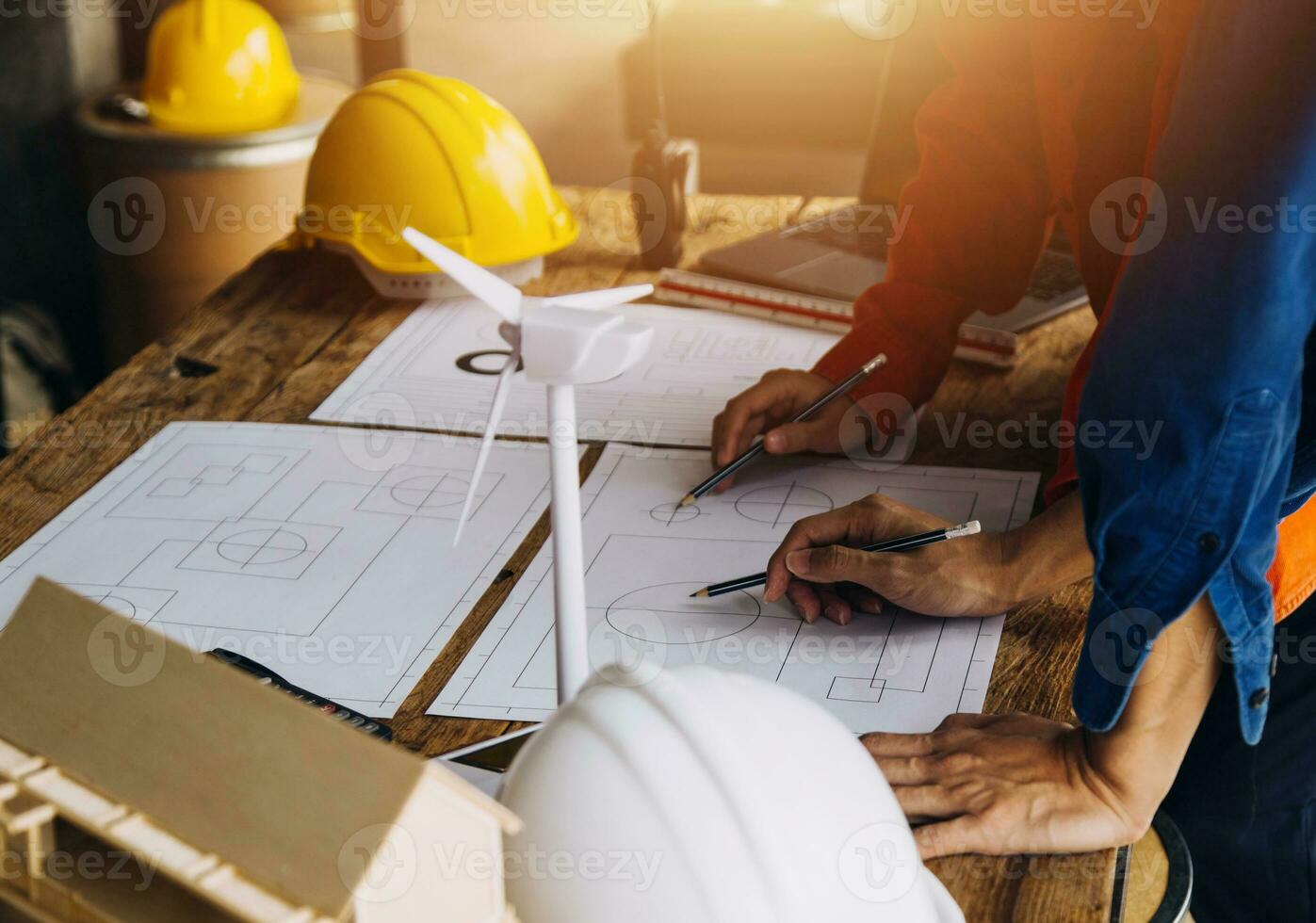 architektonisch Büro Schreibtisch Hintergrund Konstruktion Projekt Ideen Konzept, mit Zeichnung Ausrüstung mit Bergbau Licht foto