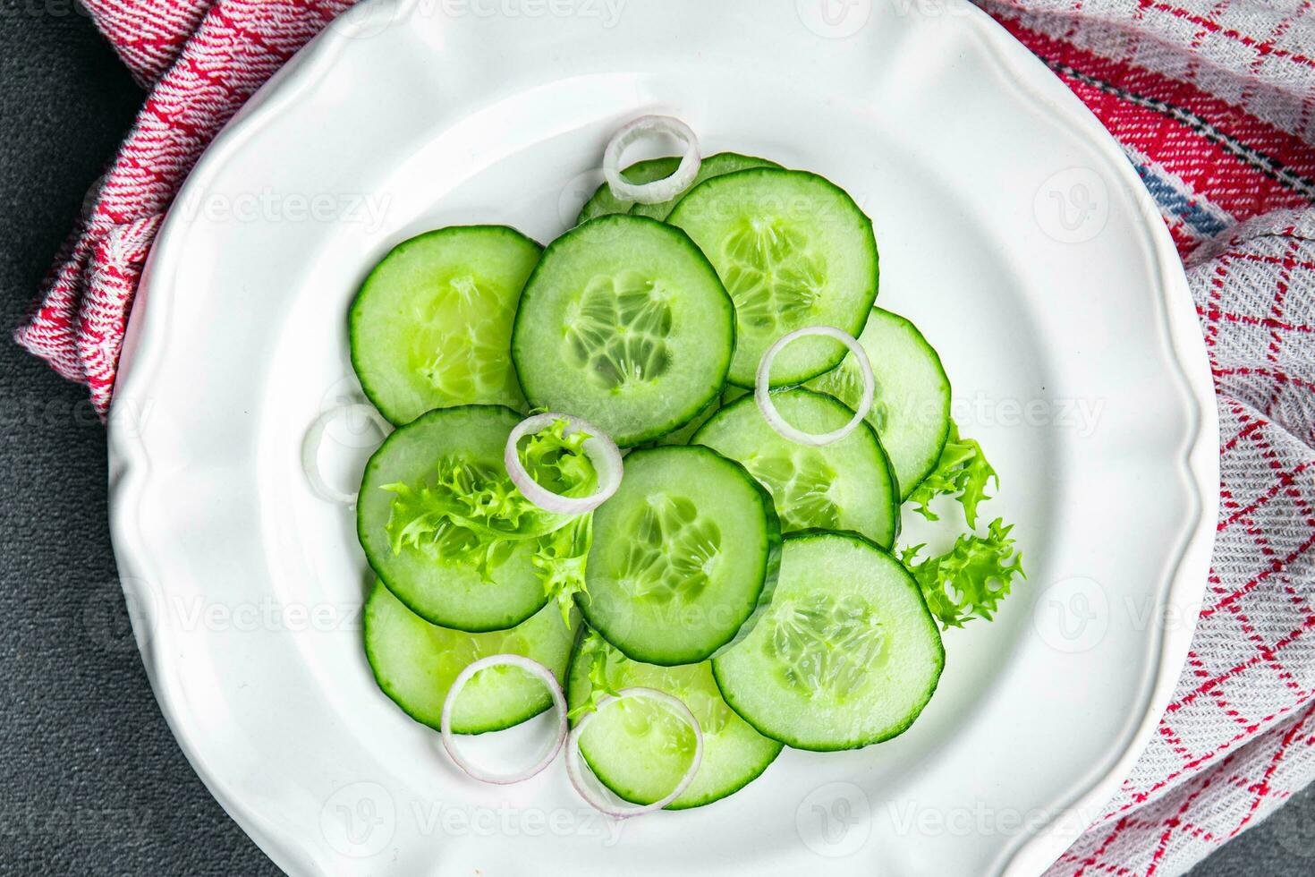 Gurke Salat frisch Gemüse gesund Mahlzeit Essen Snack auf das Tabelle Kopieren Raum Essen Hintergrund rustikal oben Aussicht Keto oder Paläo Diät Vegetarisch vegan oder Vegetarier Essen foto