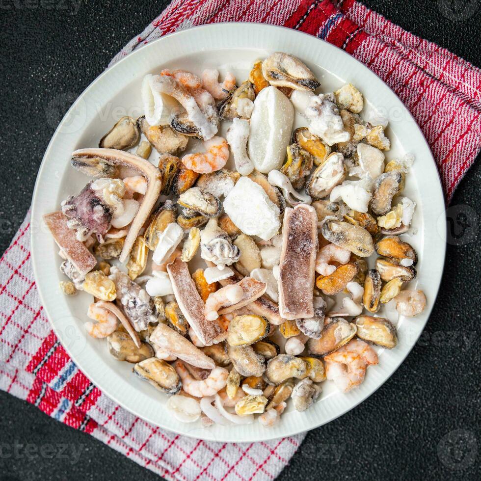 Meeresfrüchte Cocktail gefroren Essen Miesmuscheln, Rapan, Krake, Jakobsmuschel, Tintenfisch gesund Mahlzeit Essen Snack auf das Tabelle Kopieren Raum Essen Hintergrund rustikal oben Aussicht foto