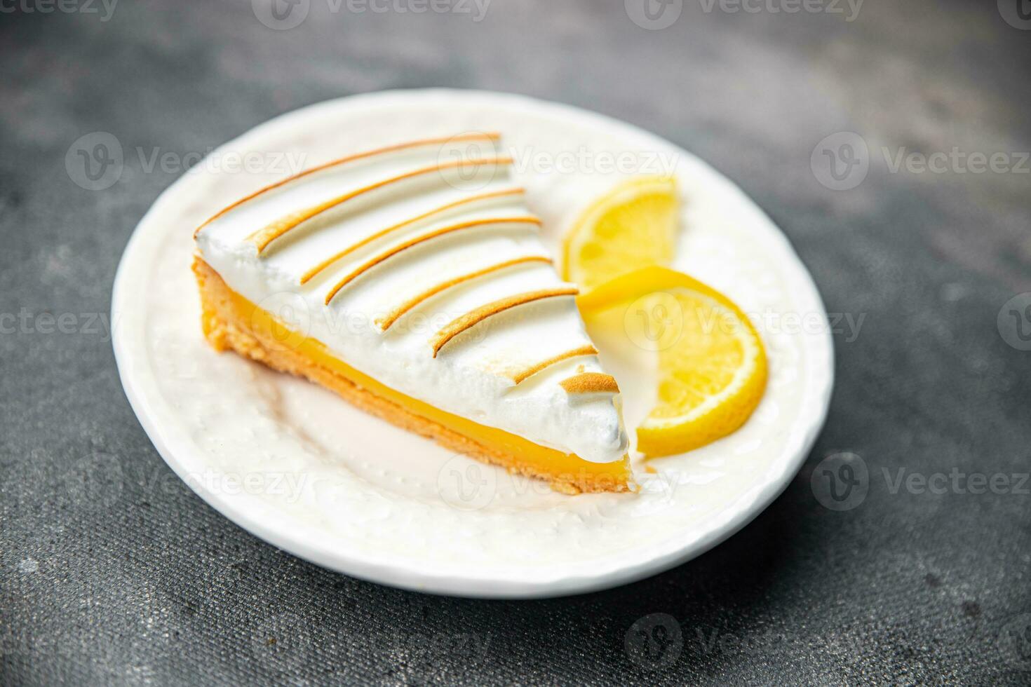 Süss Zitrone Torte Baiser Dessert bereit zu Essen Mahlzeit Essen Snack auf das Tabelle Kopieren Raum Essen Hintergrund rustikal oben Aussicht foto