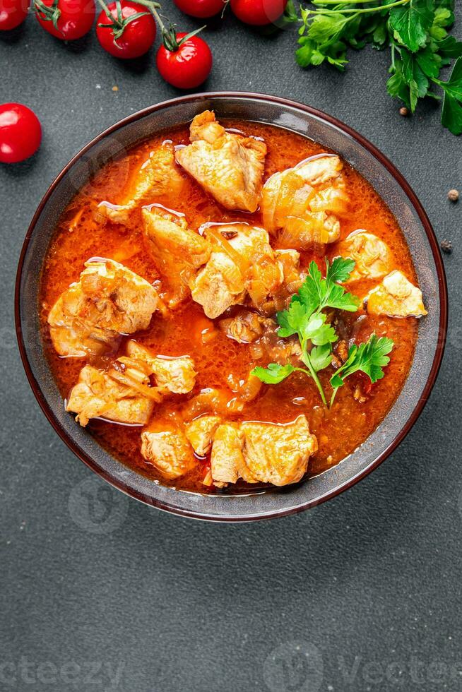 Hähnchen Fleisch Tomate Soße würzig chashushuli Mahlzeit Essen Snack auf das Tabelle Kopieren Raum Essen Hintergrund rustikal oben Aussicht foto