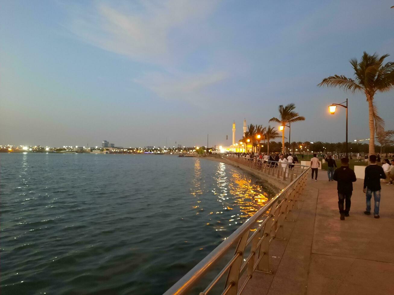 Jeddah, Saudi Arabien, April 2023 - - schön Abend Aussicht von jeddah Corniche. ein groß Nummer von Menschen sind gesehen im das Park von jeddah Corniche. foto