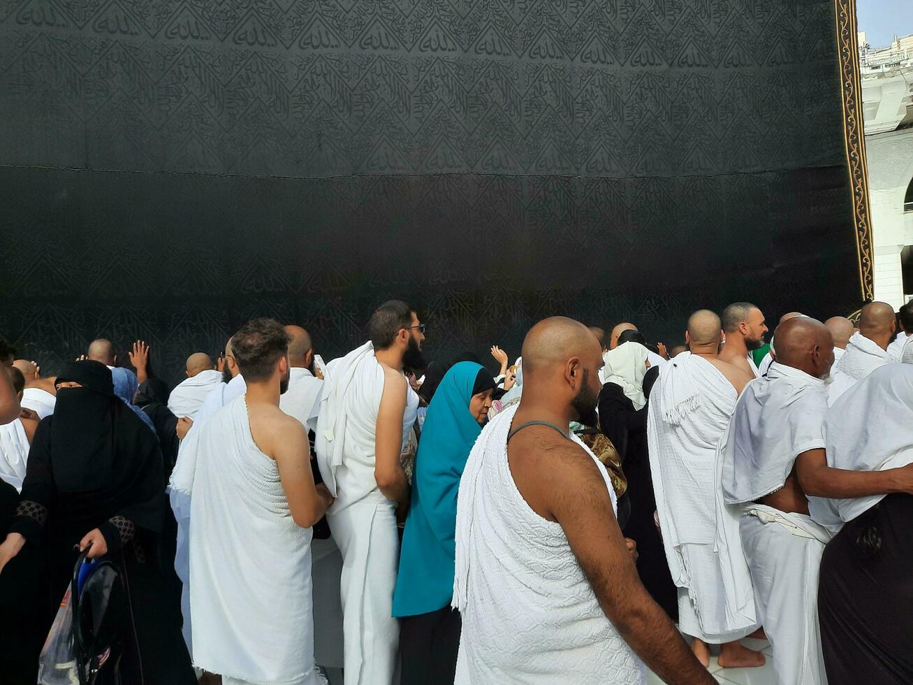 Mekka, Saudi Arabien, April 2023 - - Pilger von alle Über das Welt sind Geschenk im das Hof von Masjid al-haram zum tawaf. foto